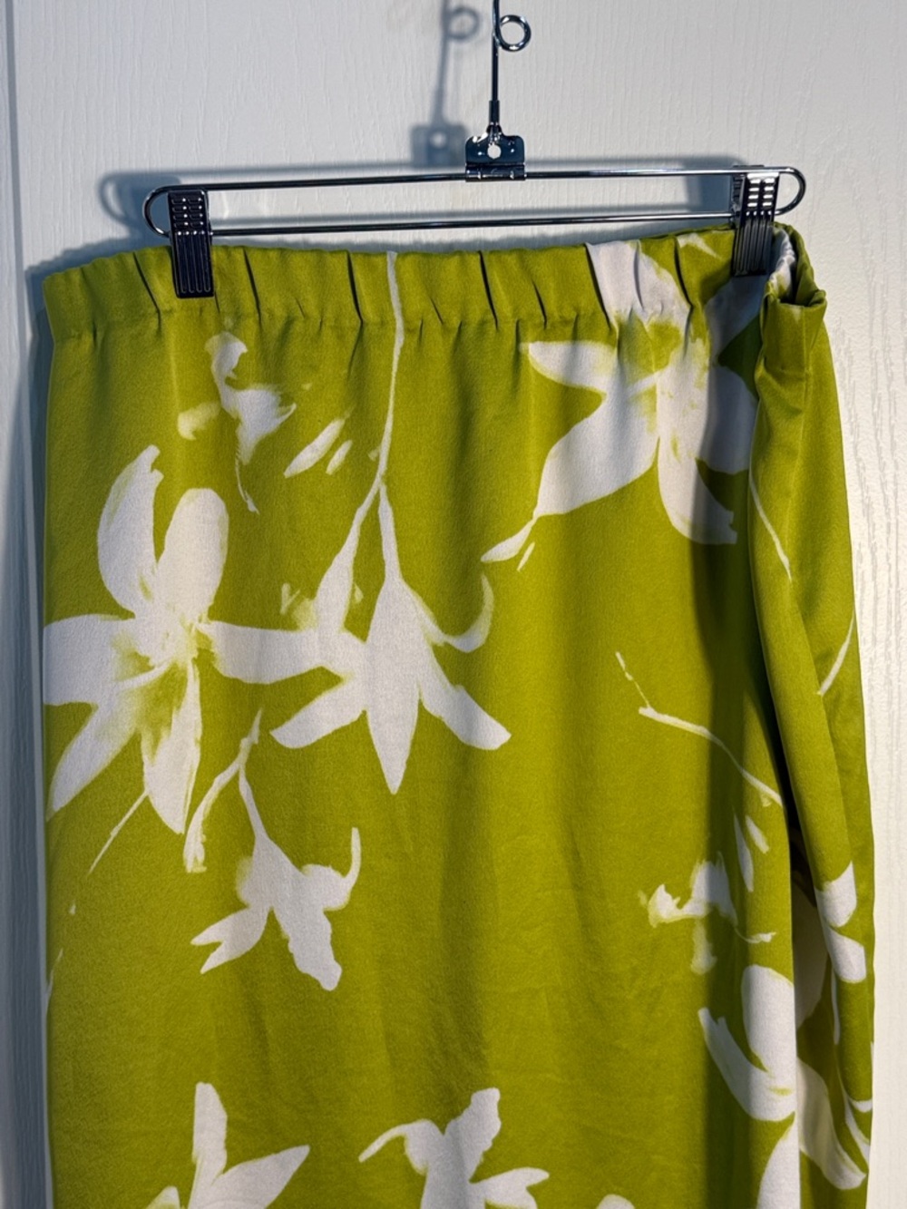 Calvin Klein Women’s Lime Green Floral Skirt White Flowers Split Sides Sz L - Picture 2 of 8
